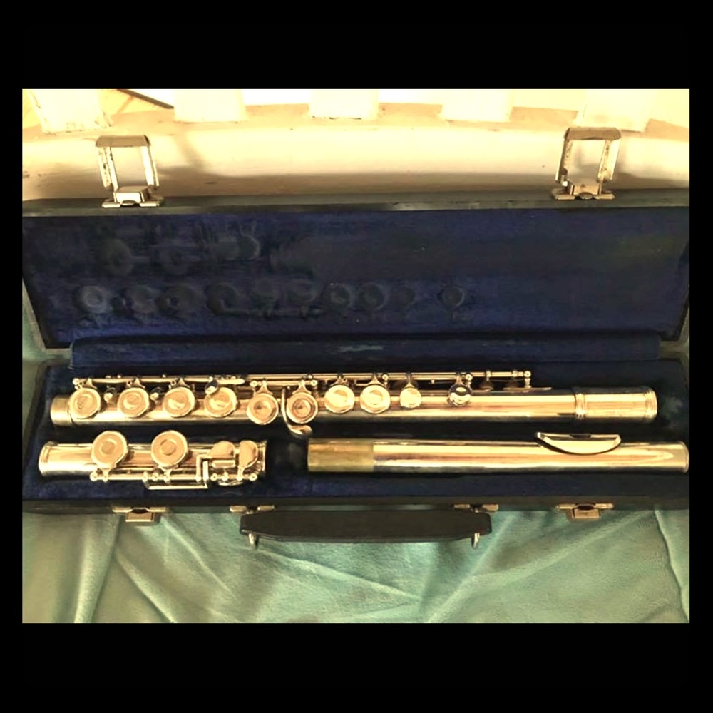 Armstrong Model 104 Flute with Gemeinhardt case